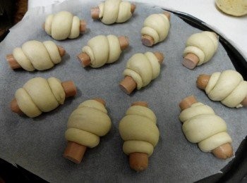 step5: 4、將小面團休息15分鐘後整型，再將整型好的熱狗面包團放在己抹油或準備好秿上油紙的烤盤上等待發酵雙倍大