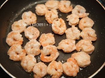 step2: 蝦仁醃製過後，均勻的沾上一層太白粉並下鍋油煎至表面金黃約5~6分熟即可起鍋備用。