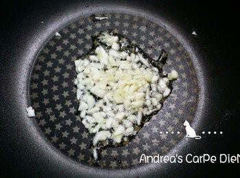 step2: 撈些許剛剛炸蝦的油(蝦油),爆香蒜末