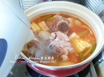 step4: 加入粟米 , 豬骨及熱水