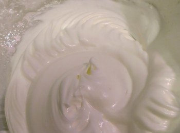 step11: [做飾面]蛋白加入一無水無油的大碗，加檸檬汁，用電動打蛋器打起大泡，加第一次糖，再打泡，再分兩次加糖，打發成倒轉大碗也不會滴下來的程度 把蛋白泡放入唧花袋