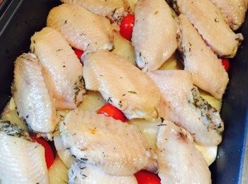 step4: 取出焗盤，在<a href="https://bit.ly/3zHU5V3" target="_blank" data-keyword="雞翼" class="guide-link"><strong>雞翼</strong></a> <span style="display:inline-block;vertical-align:middle;margin-top:-3px;color:initial;border-radius:3px;padding:2px 3px;font-size:12px;line-height:14px;background:#87d300;color:#fff;">即買</span> 上掃上菠蘿汁。放入焗爐用200度再焗約5分鐘至金黄。取出反轉<a href="https://bit.ly/3zHU5V3" target="_blank" data-keyword="雞翼" class="guide-link"><strong>雞翼</strong></a> <span style="display:inline-block;vertical-align:middle;margin-top:-3px;color:initial;border-radius:3px;padding:2px 3px;font-size:12px;line-height:14px;background:#87d300;color:#fff;">即買</span> ，再塗上菠蘿汁焗5分鐘。