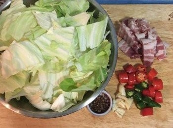 step1: 高麗菜切等塊洗淨瀝乾，蒜頭拍扁去皮略切，辣椒洗淨擦乾切成略厚圈狀。培根切條。