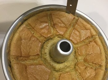 step18: 放涼後用刀切開模具邊和中間讓蛋糕跟模具分離。