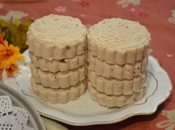 step7: 加點水混合可以讓餅料不易鬆散，扣模時也比較容易。