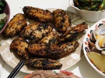 step4: 上碟前加少量孜然粉及黑芝麻裝飾。