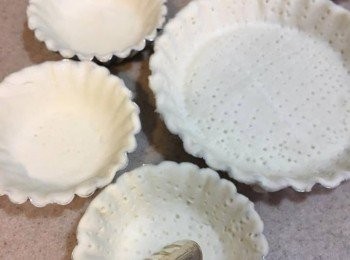 step2: 把牛油溶液掃在模具內, 然後鋪上酥皮, 跟住用叉平均拮些小孔