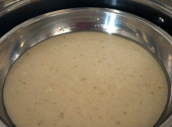 step6: 水開後，加入碟子，勺上兩勺子混合好的馬蹄粉漿，蒸5分鐘左右。