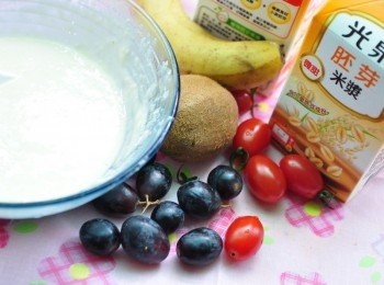 step1: 備料:米漿鬆餅粉糊、水果