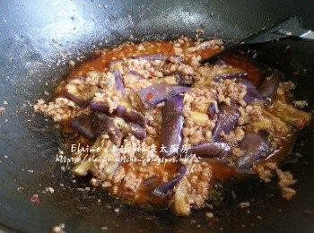 step7: 加入<span class="group_3">調味料</span>拌勻用中火煮至半收汁即可