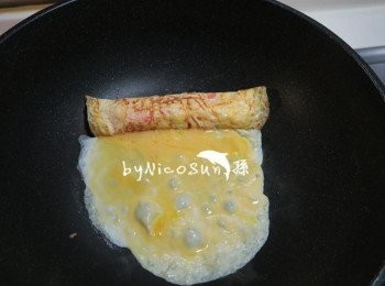 step5: 再倒入蛋液.慢慢捲起