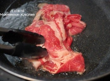 step8: 起鑊放入肥牛及1湯匙薑渣，爆炒至轉色。