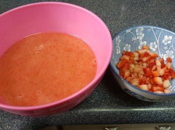 step6: 士多啤梨洗淨，取250克加入糖用攪拌機打成蓉、50克切粒