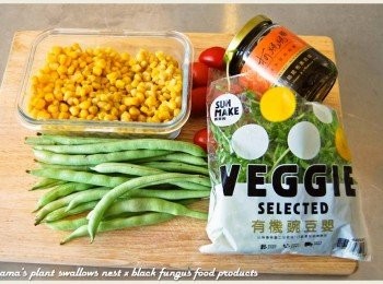 step1: 準備香菇昆布黑菇醬、四季豆、玉米粒、小番茄與豌豆嬰等<span class="group_1">食材</span>。