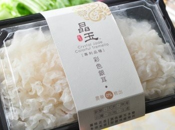 step1: •台灣在地生產新鮮天然無毒彩色銀耳(白木耳) •科技育種、環控栽培 •無農藥無SO2、無病蟲害 •獨特花香、富含多醣體 •嬌貴<span class="group_1">食材</span>、養生極品 •自然化栽培 •不須仰賴自然氣候 •品質控管佳