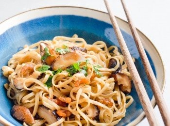 step3: 將所有<span class="group_2">調味料</span>拌勻，再加入麵條，冬菇和蝦米拌勻即成！