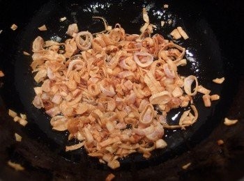 step6: 紅蔥頭炒至金黃酥脆狀時,先起鍋備用。
