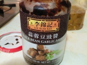 step2: 滚油下鸡块，转中小火煎香一面再反转煎另一面。