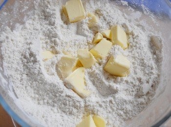 step1: 先將麵粉，糖及泡打粉在大碗內拌勻。然後加入切小塊的牛油