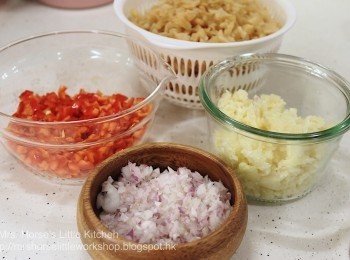 step2: 將菜脯、蒜瓣、乾蔥、紅尖椒、指天椒細切成小粒備用。