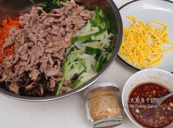 step11: 把所以材料置大盤中後，放入餘下的蒜茸、1湯匙醬油、1茶匙糖、1茶匙黑胡椒、1湯匙蔴油和芝麻充分拌勻，完成！