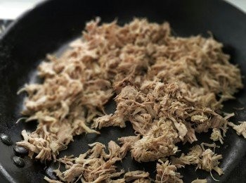 step3: 將豬肉絲放入平底鍋中（不用放油），慢慢一邊用中小火不斷翻炒攪拌，可一邊加入所有調味料用筷子或鏟快速拌勻。