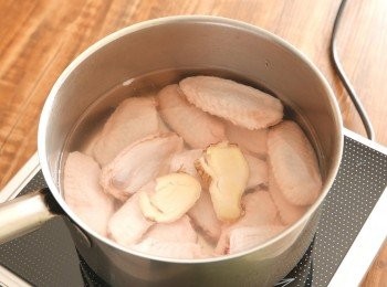 step1: 把雞中翼放到鍋中，注入常溫水至蓋面，加入薑片，以小火煮至接近滾起，夾起<a href="https://bit.ly/3zHU5V3" target="_blank" data-keyword="雞翼" class="guide-link"><strong>雞翼</strong></a> <span style="display:inline-block;vertical-align:middle;margin-top:-3px;color:initial;border-radius:3px;padding:2px 3px;font-size:12px;line-height:14px;background:#87d300;color:#fff;">即買</span> 。