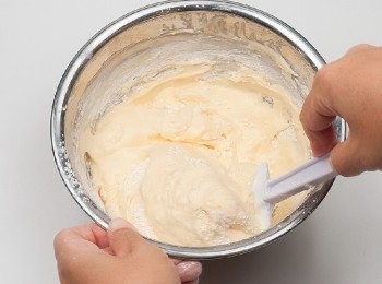 step5: 以橡皮刮刀混拌