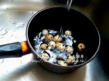 step1: 鵪鶉蛋放入煲內 , 加水用慢火煮10分鐘