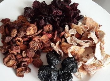 step1: 所有的<span class="group_1">食材</span>與水一起放下開火煮滾~