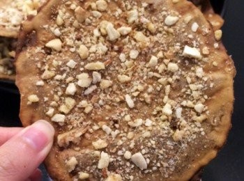 step5: 再來把平底鍋開火加熱之後,把整個錫箔紙包含半成品放進鍋中,煎至表面硬化熟透即可取出
待冷卻以後就可以把錫箔紙撕掉了喔~