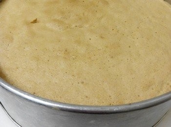 step6: 5、用180度的爐烤25～30分鐘，將烤熟的蛋糕馬上從烤盤倒出，冷卻備用。（Jojo Low細細語：烤箱請自行調整）