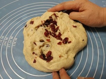 step4: 加入紅莓乾搓揉混合