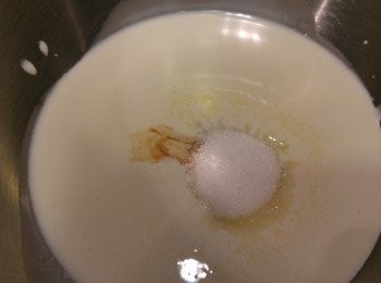 step1: 首先將淡忌廉加糖和雲呢拿混合打成企身cream,放入雪櫃備用。