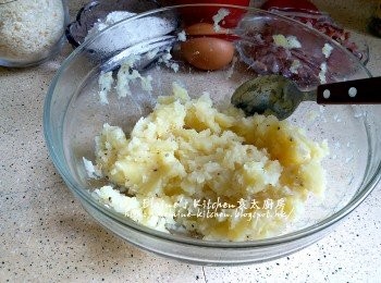 step3: 薯仔蒸30分鐘後放入大碗內 , 加少許鹽及黑胡椒碎調味拌勻壓成蓉