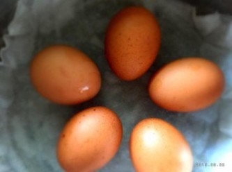 step1: 冷藏雞蛋先回溫，將兩張廚房紙巾對折，加水至全濕但不滴水，放入電鍋外鍋，在放上雞蛋，按下去煮，跳起後即完成啦~