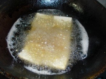 step2: .放入鍋中炸至兩面金黃。