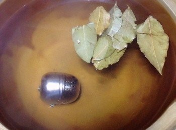 step5: 沙鍋加入花椒和香葉提前燒水。