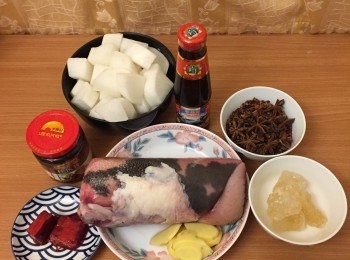 step1: 先煲水至水滾，落牛脷及薑5塊一起汆水15-30分鐘。
蘿蔔洗淨，去皮切粒備用。
花椒八角洗淨備用。