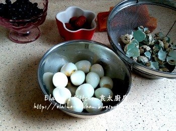 step3: 鵪鶉蛋煮10分鐘至熟透後盛起用水沖洗待涼 , 再去殼