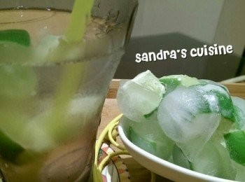 step4: 把檸檬冰塊放入白開水中就是冰涼清香的檸檬水
 所謂的檸檬水並非檸檬汁，因此檸檬泡水絕不需要太濃，一大片帶皮檸檬泡一壺約800C.C左右即可。這樣的檸檬水沒有很濃的酸味，不加糖或蜂蜜即可飲用。