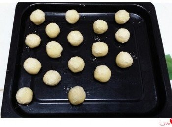 step4: 烤盤鋪上烘焙紙，再把揉好的小團放上去，烤箱預熱，以上下火165度、中層烤15分鐘，再移至上層烤10分鐘即可。