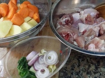 step1: 洗淨材料，雞脾、薯仔、甘荀切件備用。
Wash the ingredients,  cut the chicken legs,  potato & carrot.