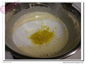 step4: 低筋麵粉及泡打粉過篩, 連同檸檬皮一起拌入 (3)中。