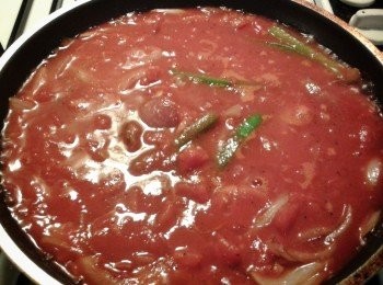 step3: 加入罐裝蕃茄，加2湯匙水，下鹽及黑胡椒作調味（也可加辣椒粉）煮滾後轉細火煮後4分鐘