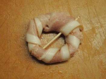 step3: 用煙肉圈着洋蔥一圈，用牙籤固定。