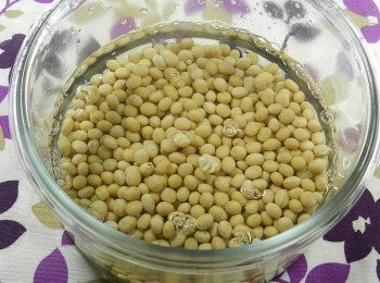 step1: 黃豆先洗淨泡水2小時