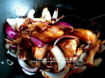 step9: 加入雞件 , 贊少許酒及<span class="group_3">調味料</span>快炒至轉色 , 加入2杯水份量拌勻