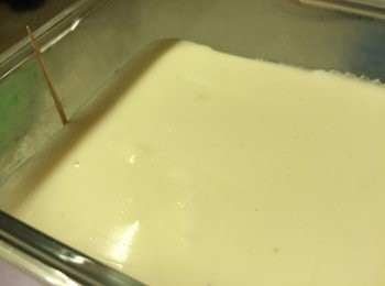 step8: 雪硬後用牙簽插入邊位, 一直圍圈拉, 就可以把椰汁桂花榚倒出來