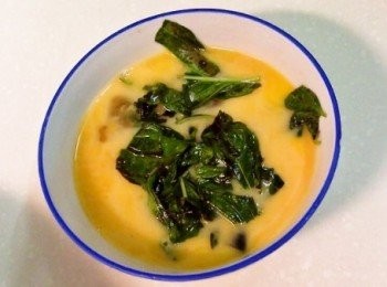 step2: 將炒過的九層塔放入蛋液中，調入少許鹽巴後，攪拌均勻。